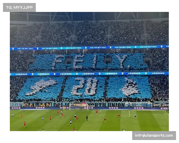 场边花絮：国际米兰北看台打出巨型Tifo，致敬即将退役的老队长。